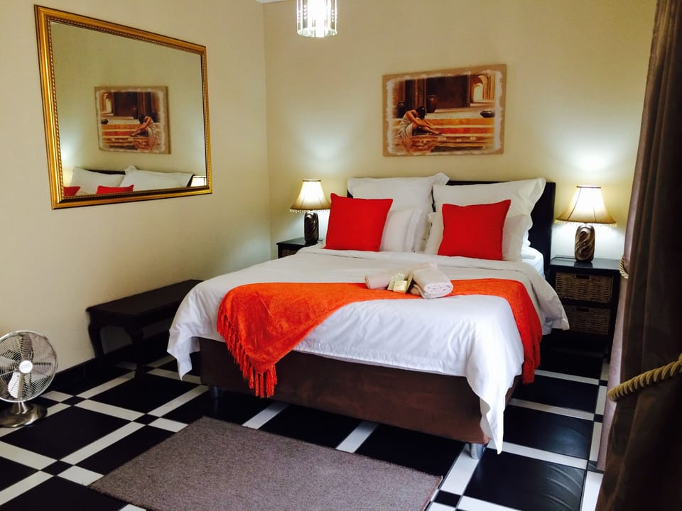 Queen room  | Premium bedding, desk, free WiFi, bed sheets
