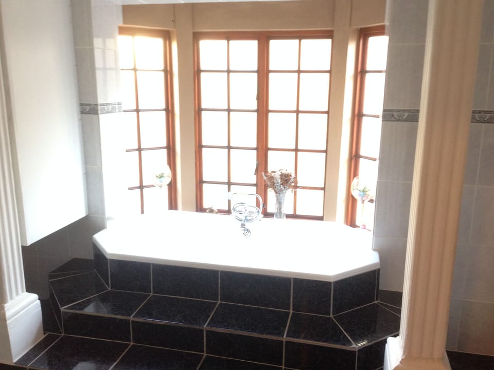 Family Room | Bathroom | Deep soaking tub, free toiletries, hair dryer, towels