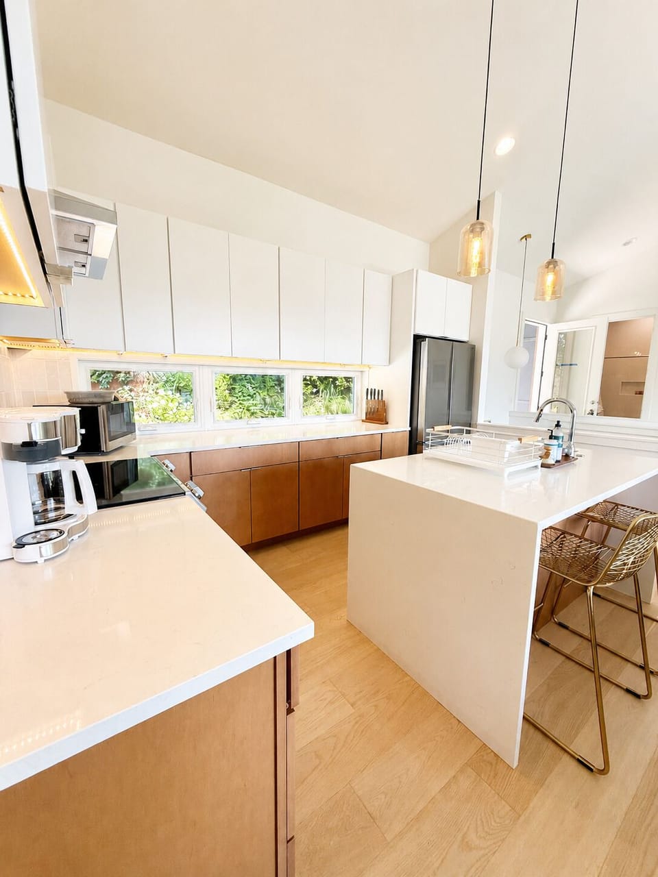 A kitchen designed for gathering. 🍽️
Modern finishes, ample prep space, and room for everyone to linger a little longer over breakfast before heading out to enjoy Lake Santeetlah.