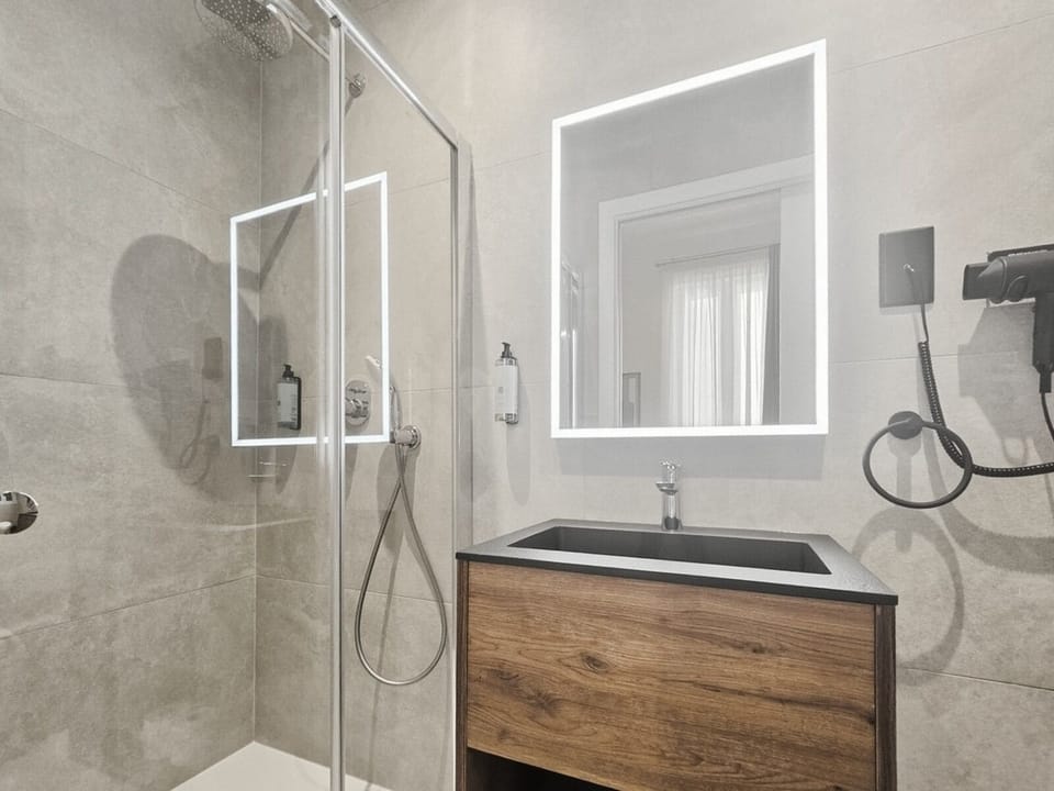 Deluxe Double Room, Courtyard View (Suite 102) | Bathroom | Shower, hair dryer, towels