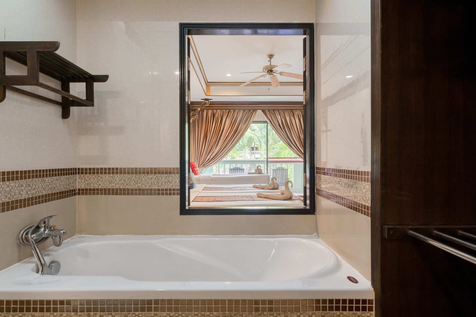 Suite, 2 Twin Beds, Pool View | Bathroom