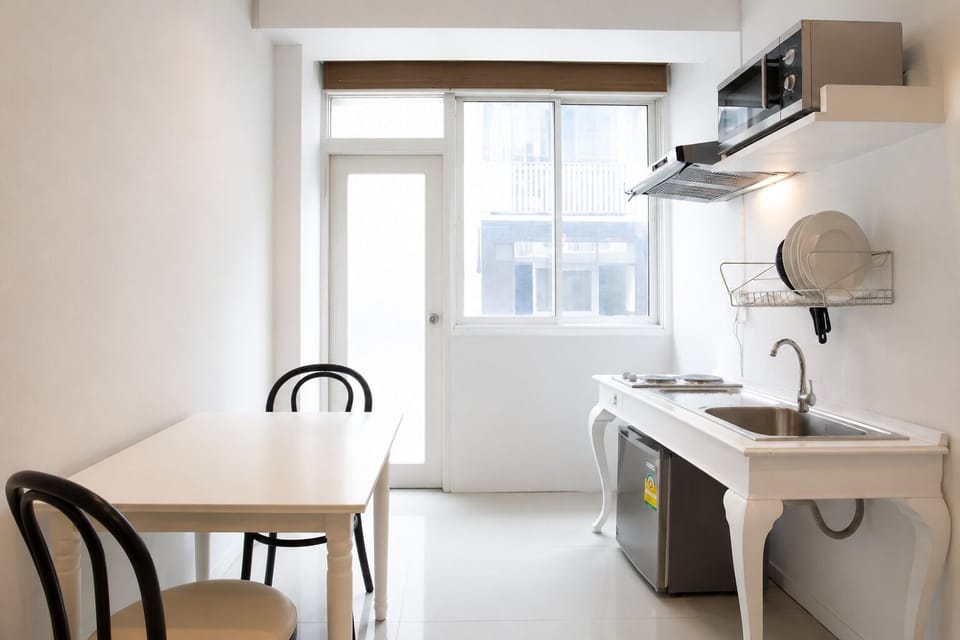 Deluxe Double Room | Private kitchenette | Mini-fridge, microwave, stovetop