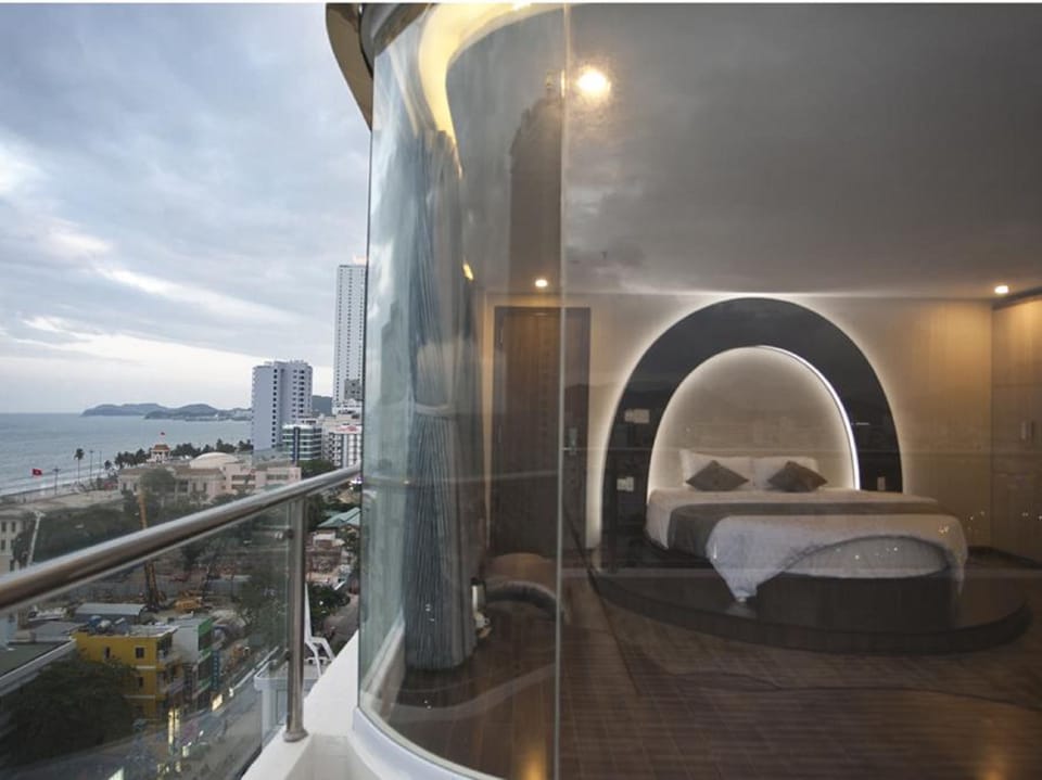 Suite | Minibar, in-room safe, soundproofing, free WiFi