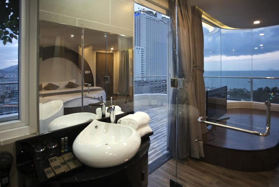 Suite | Bathroom | Shower, free toiletries, hair dryer, slippers