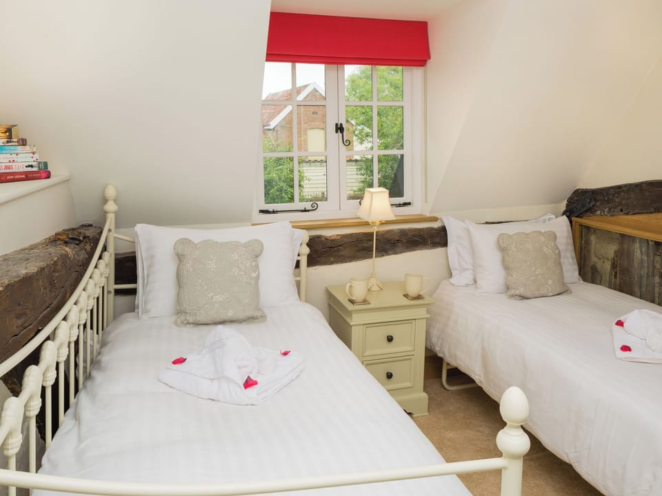 Twin bedroom | Honeysuckle Cottage - Serenity Cottages, Stoke Ash, near Eye