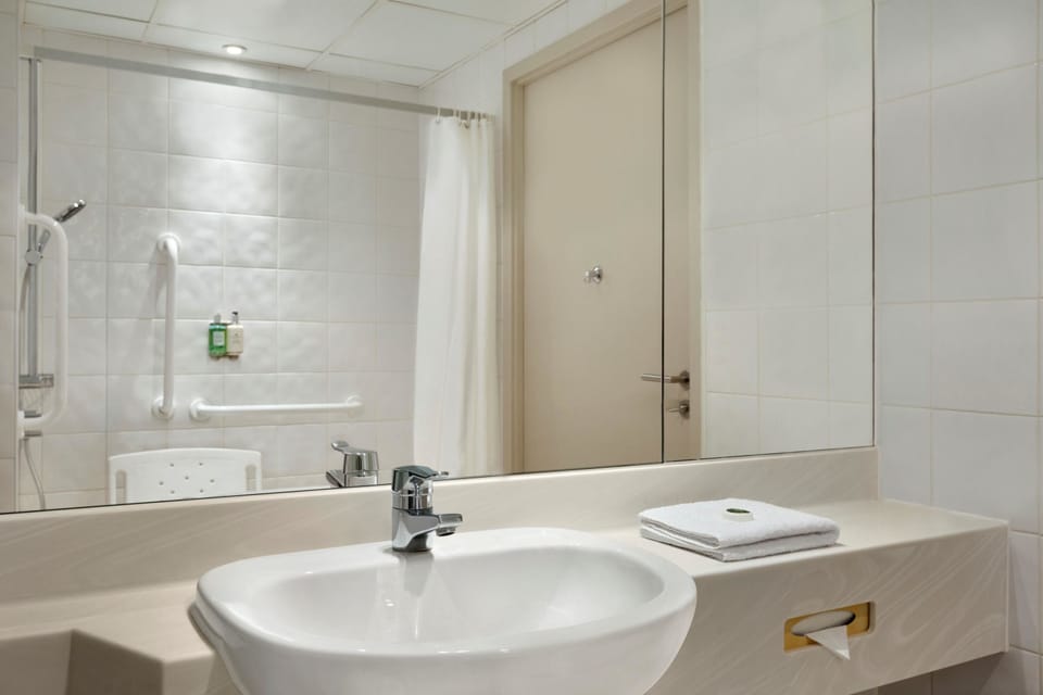 Room, 2 Twin Beds, Accessible | Bathroom | Eco-friendly toiletries, hair dryer, towels