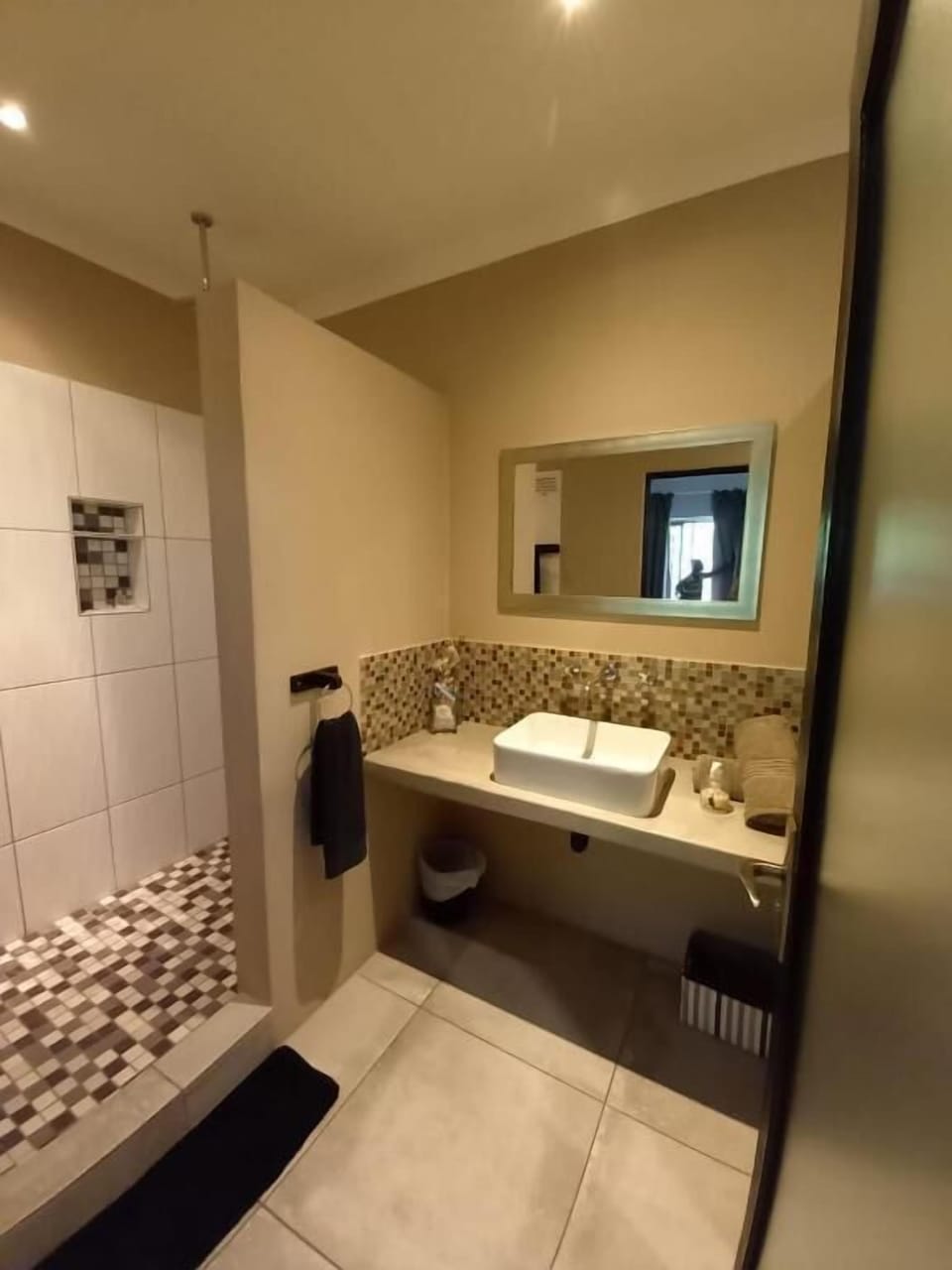 Room | Bathroom | Shower, rainfall showerhead, free toiletries, hair dryer