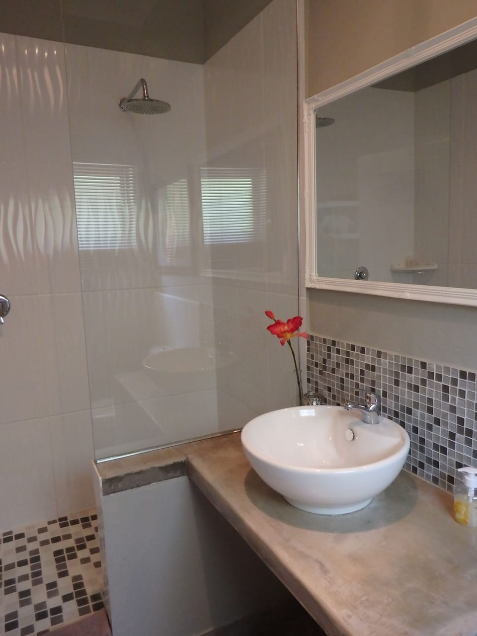 Deluxe Room, 1 King Bed | Bathroom | Shower, rainfall showerhead, free toiletries, hair dryer