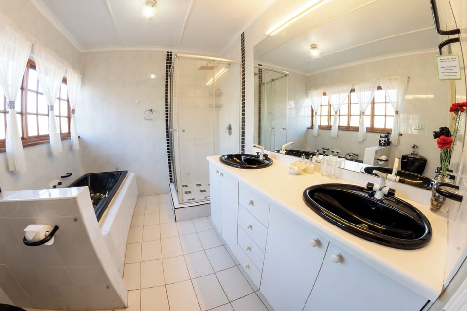 Family Double Room | Bathroom | Shower, rainfall showerhead, free toiletries, hair dryer