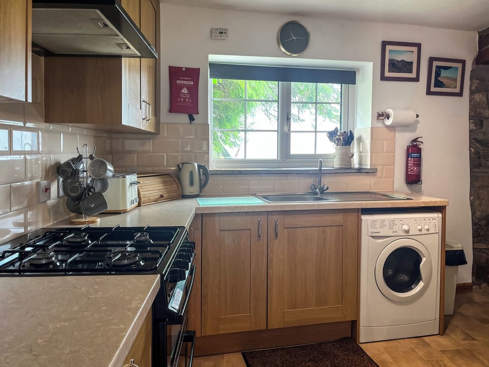 Kitchen | Mum&rsquo;s Cottage - Cheesewring Farm, Minions
