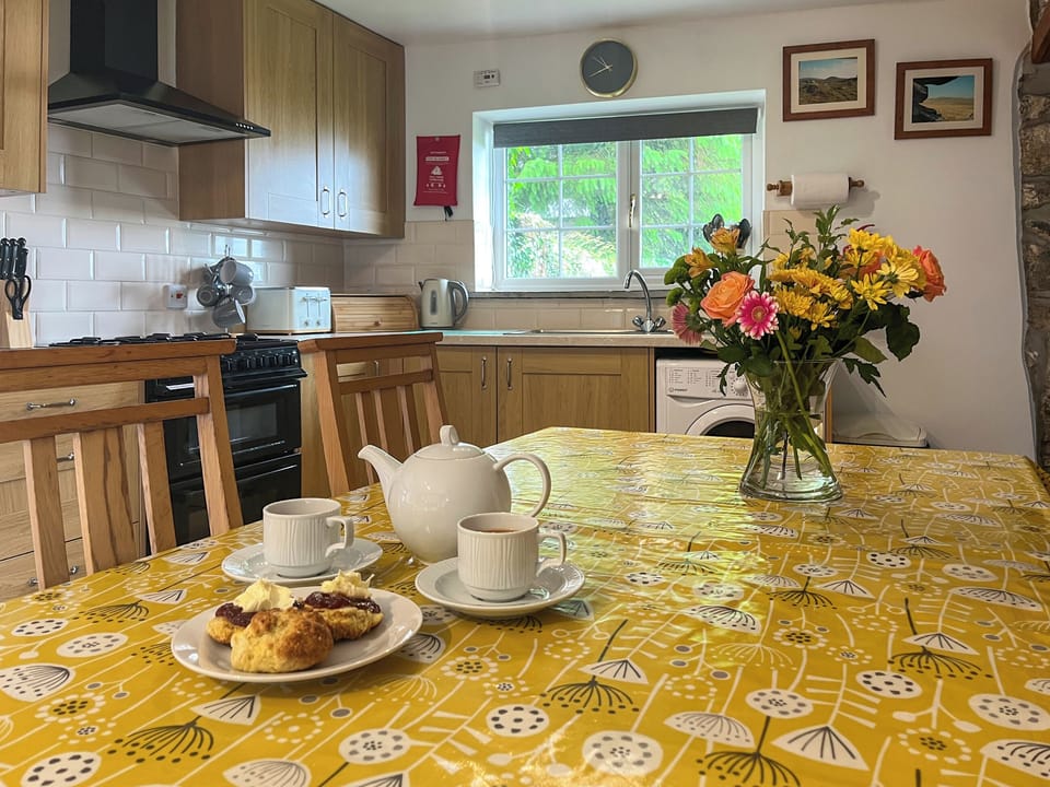 Dining room | Mum&rsquo;s Cottage - Cheesewring Farm, Minions