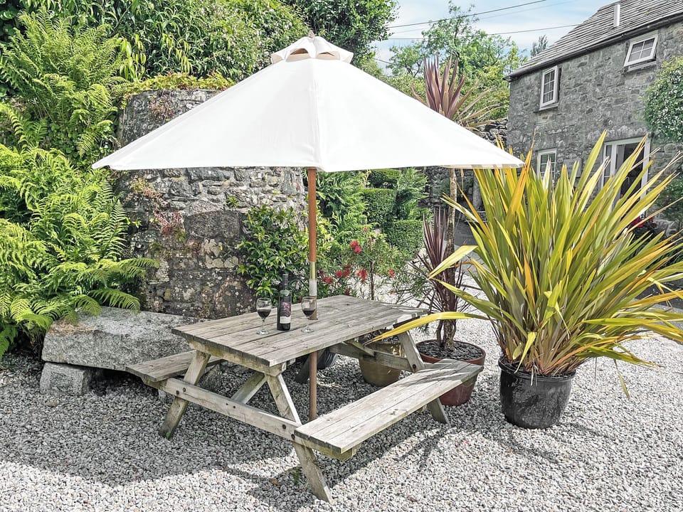 Sitting-out-area | Henwood Barn - Henwood Holidays, Liskeard
