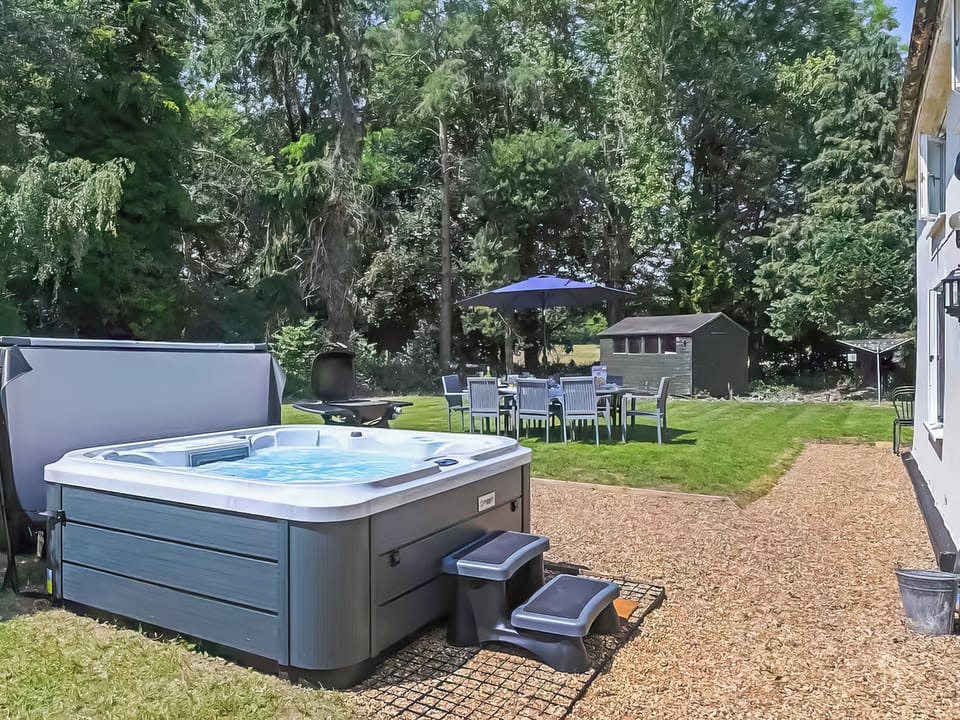 Hot tub | Old Hall Farmhouse - The Ellingham Hall Estate, Bungay