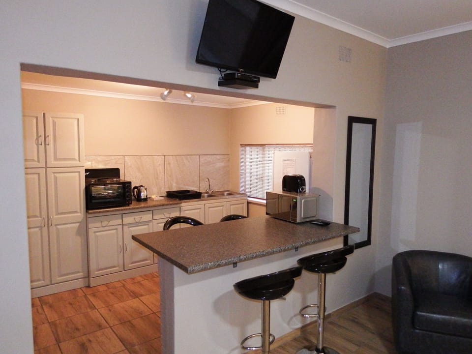 Double or Twin Room, 2 Twin Beds | Private kitchen | Fridge, electric kettle