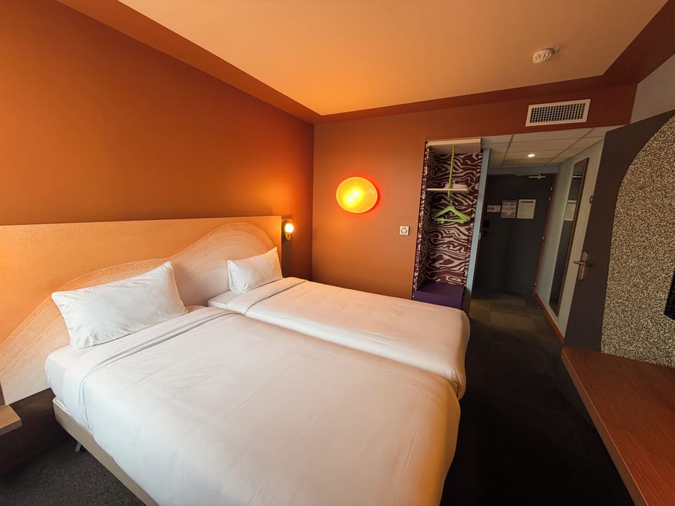 Standard Room, 2 Twin Beds | Premium bedding, desk, laptop workspace, blackout drapes