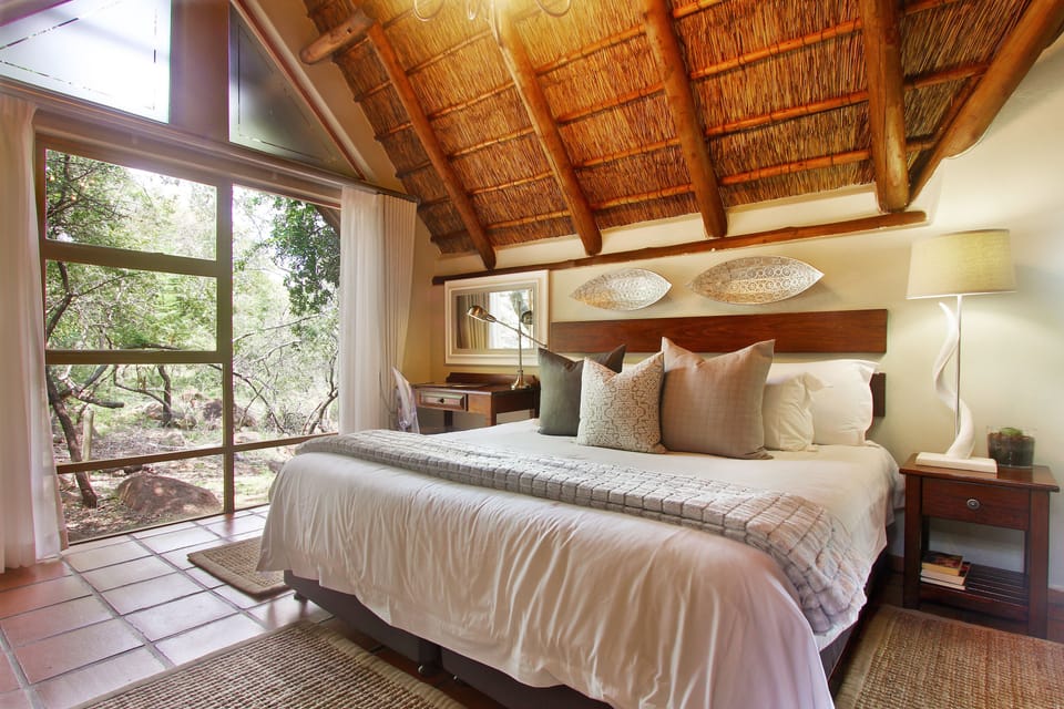 Superior Room | 1 bedroom, premium bedding, minibar, in-room safe