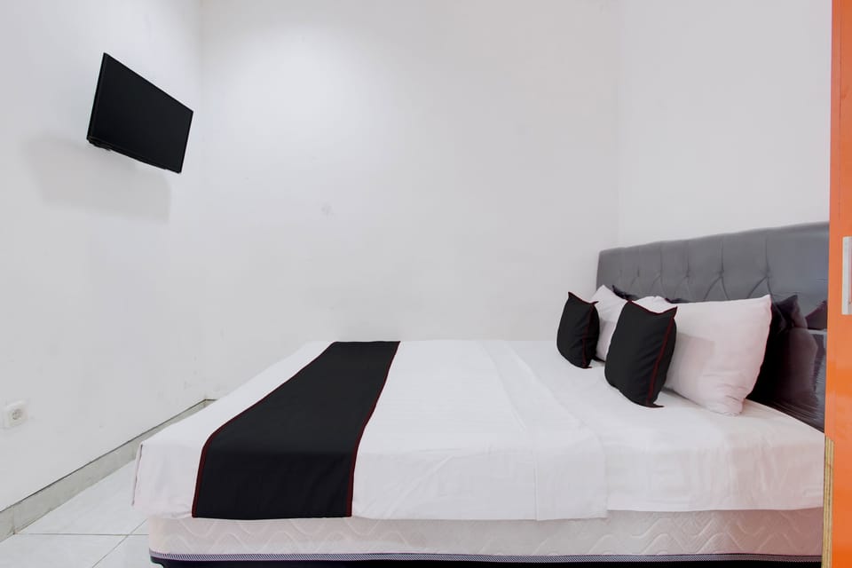 Deluxe Double Room | Desk, bed sheets