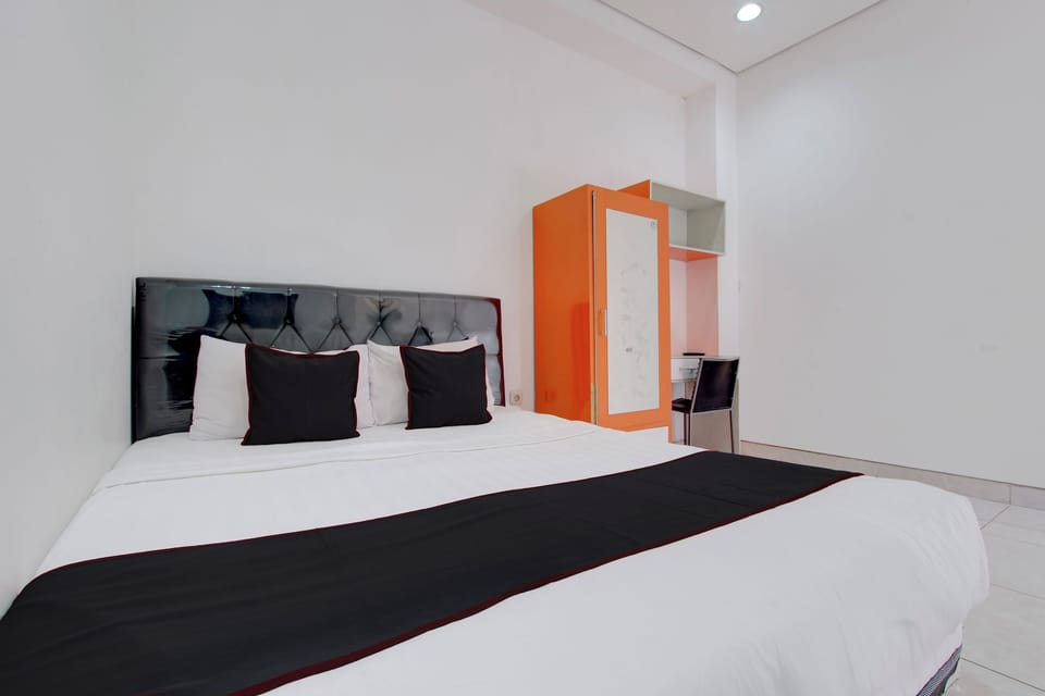 Deluxe Double Room | Desk, bed sheets
