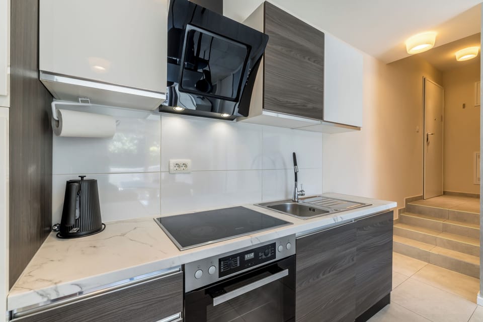 Classic Apartment, Patio, Garden View | Private kitchen | Fridge, oven, stovetop, dishwasher