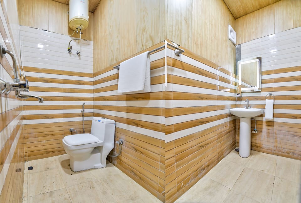 Deluxe Double Room | Bathroom | Shower, towels, soap, shampoo