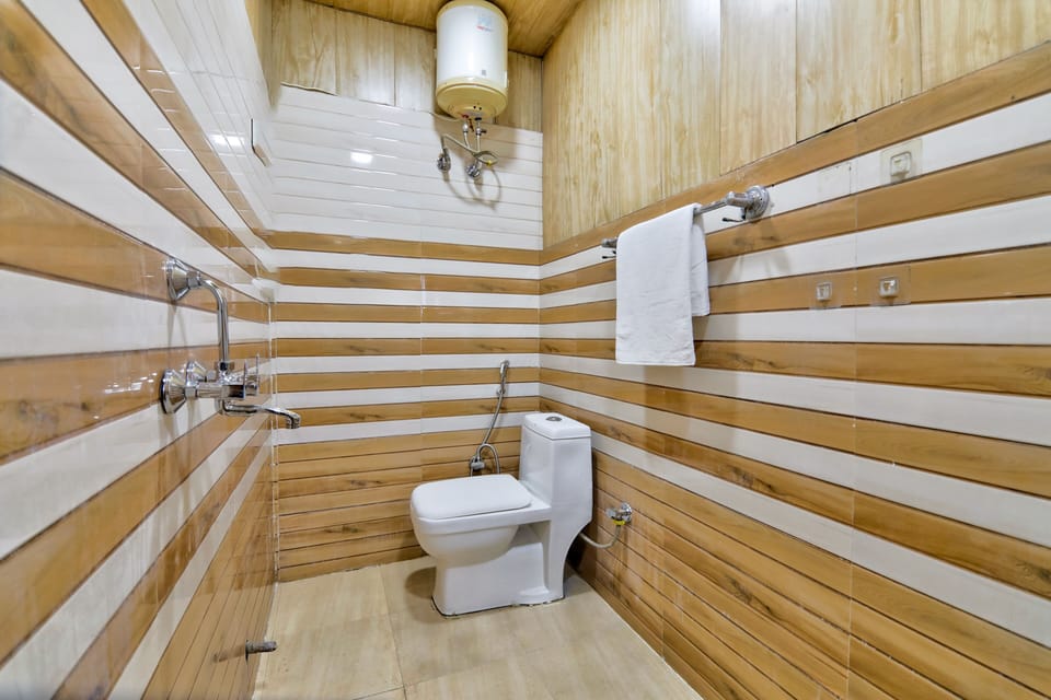 Deluxe Double Room | Bathroom | Shower, towels, soap, shampoo
