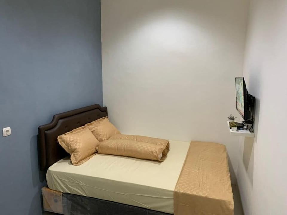 Desk, WiFi (free)