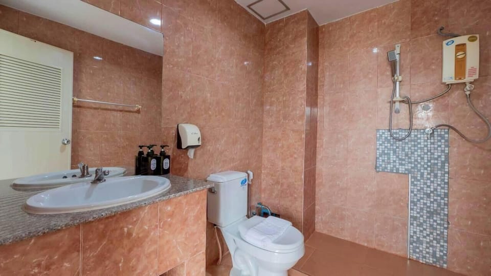 Deluxe Twin Room | Bathroom | Shower, free toiletries, towels
