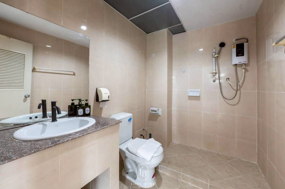 Deluxe Double Room | Bathroom | Shower, free toiletries, towels