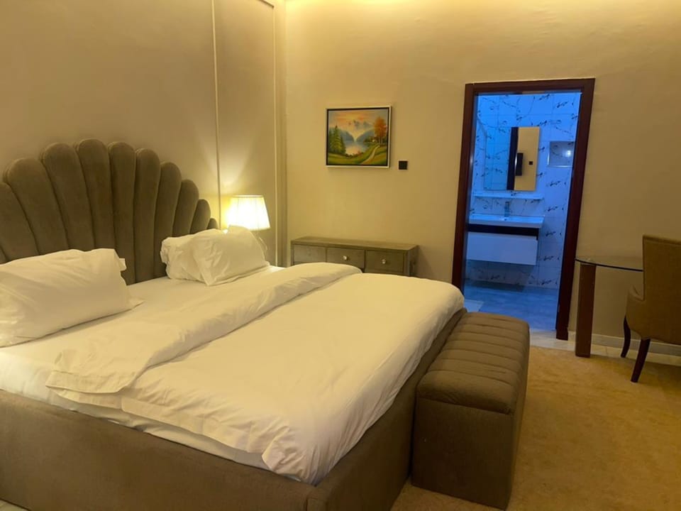 Executive Suite | In-room safe, desk, laptop workspace, soundproofing