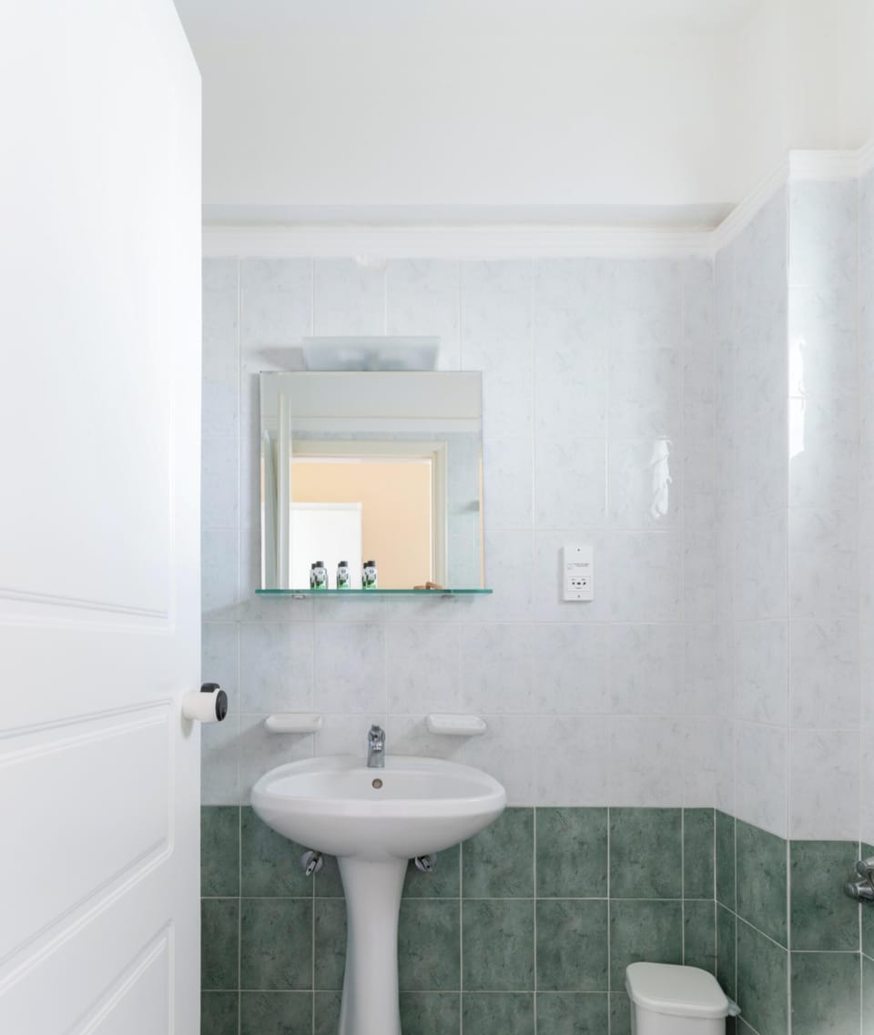 Economy Room, Patio, Pool View | Bathroom
