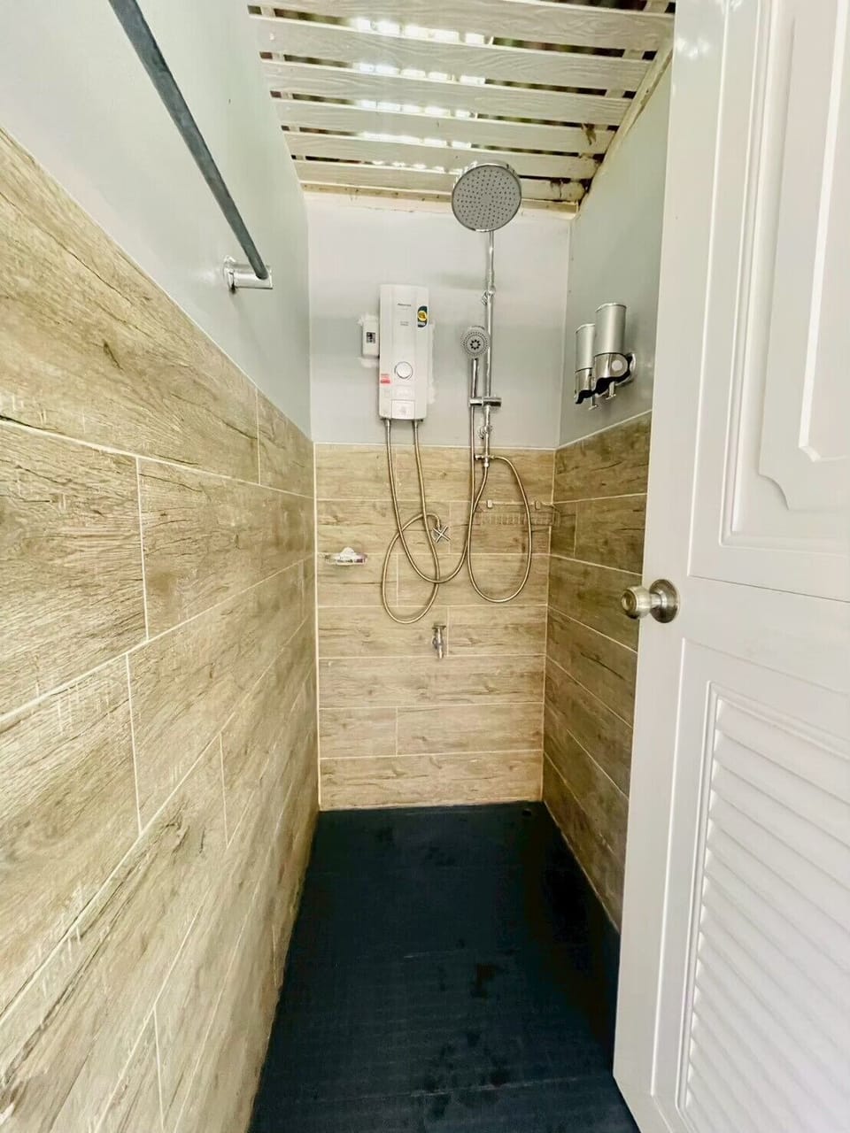 Coffee Love House | Bathroom | Towels, soap, shampoo, toilet paper