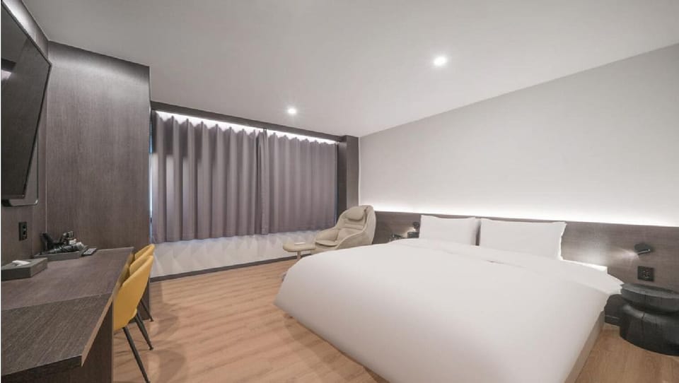 Premium Double Room, Park View | Desk, laptop workspace, blackout drapes, soundproofing