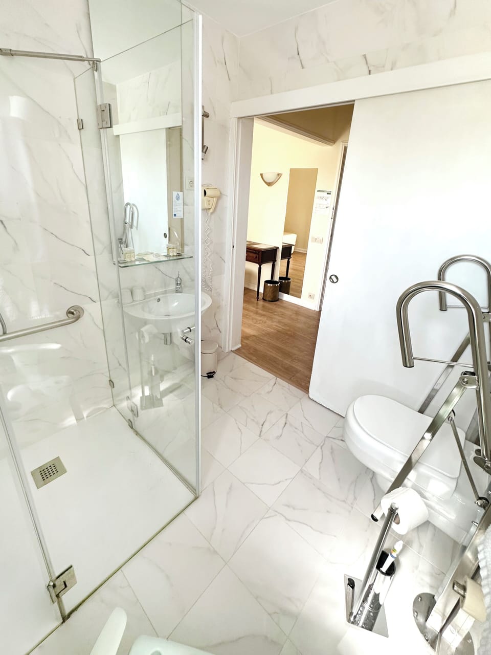 Economy Double or Twin Room, Mobility Accessible | Bathroom | Free toiletries, hair dryer, towels, toilet paper
