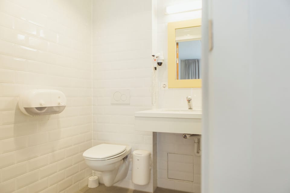 Comfort Twin Room, Private Bathroom | Bathroom | Toilet paper