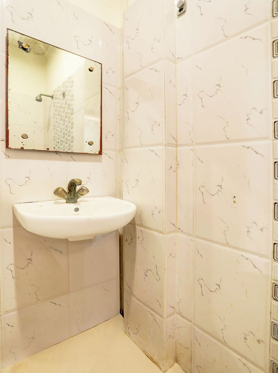 Classic Room | Bathroom | Shower, free toiletries, towels, soap