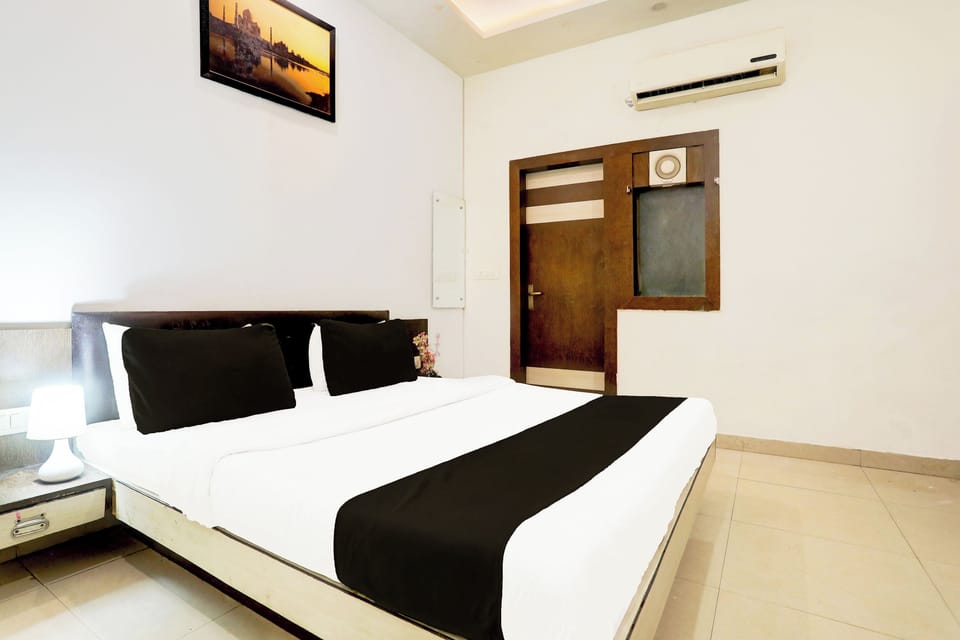 Classic Room | Desk, WiFi (free), bed sheets