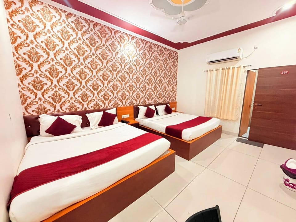 Family Room | Desk, WiFi (free), bed sheets