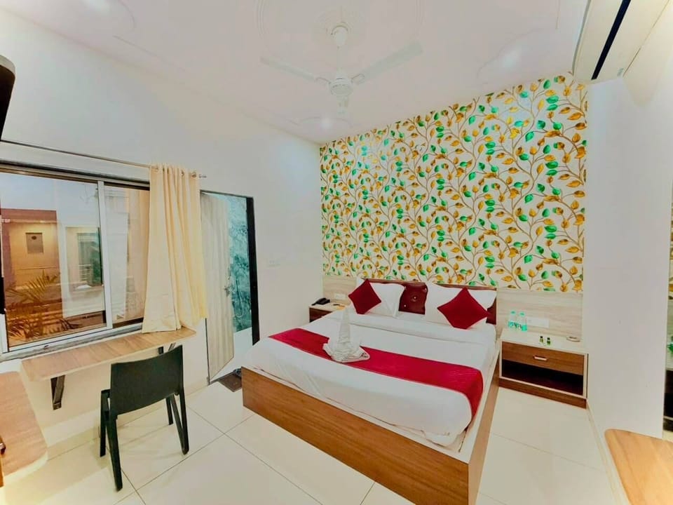 Deluxe Room | Desk, WiFi (free), bed sheets