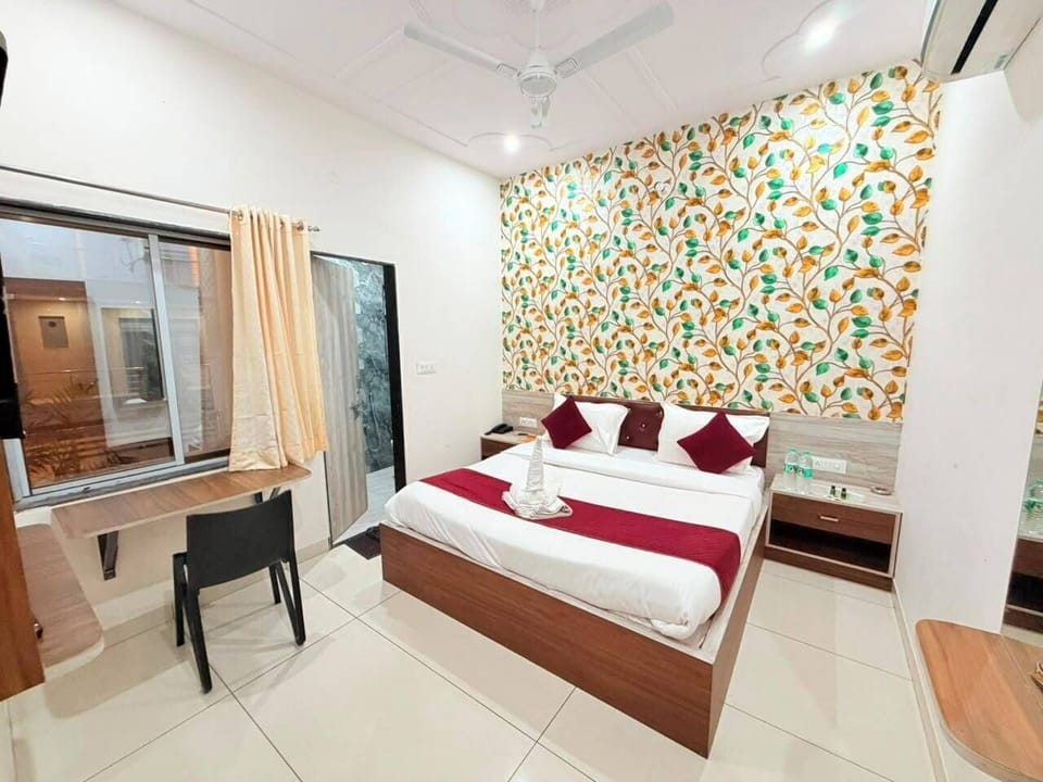 Deluxe Room | Desk, WiFi (free), bed sheets