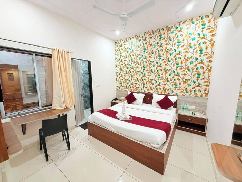 Deluxe Room | Desk, WiFi (free), bed sheets