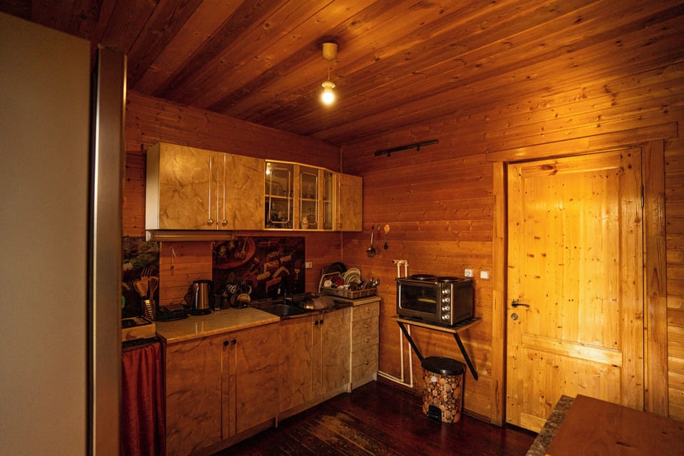 Full-size fridge, oven, stovetop, cookware/dishes/utensils