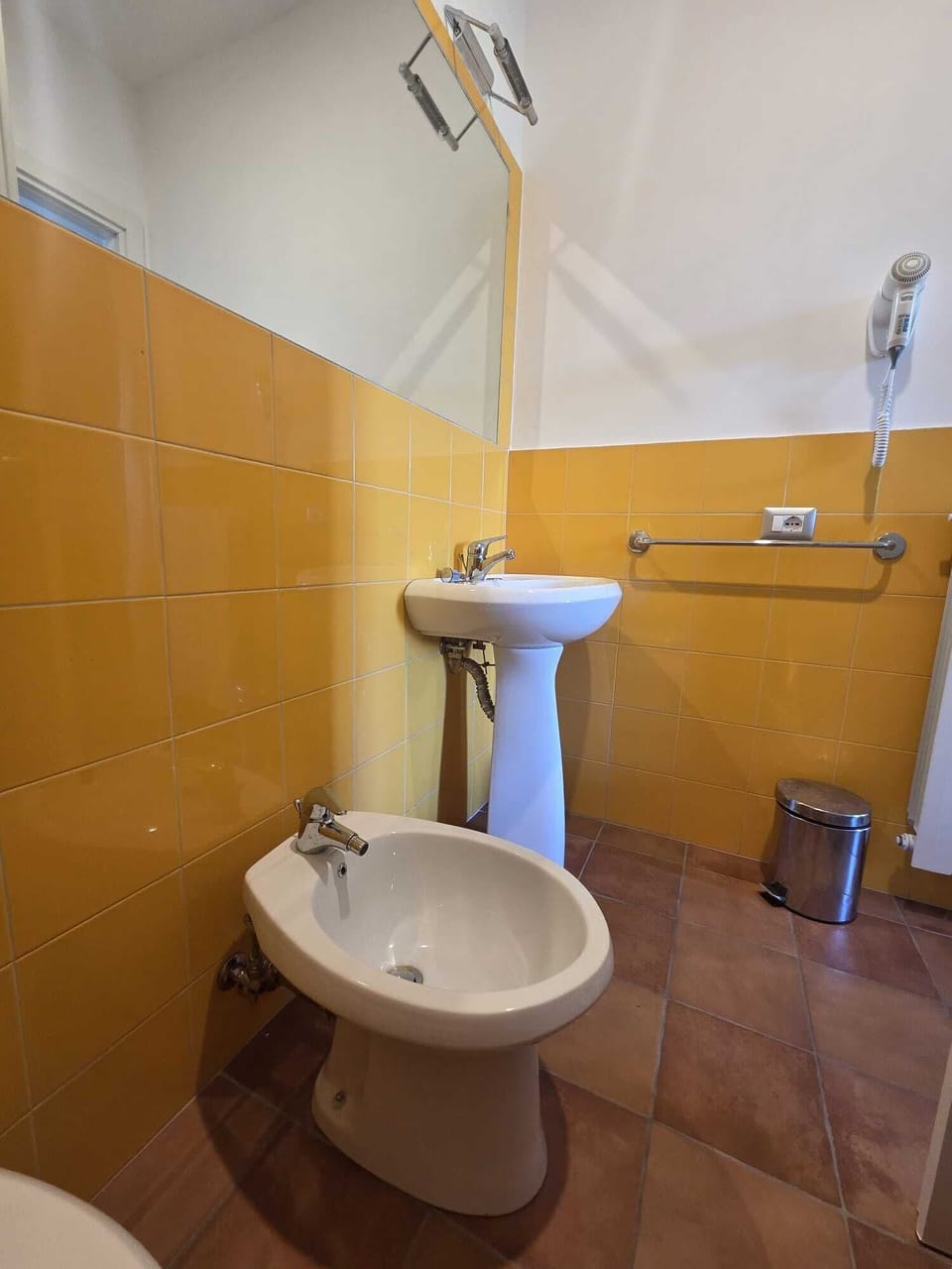 Standard Triple Room | Bathroom | Shower, free toiletries, hair dryer, towels