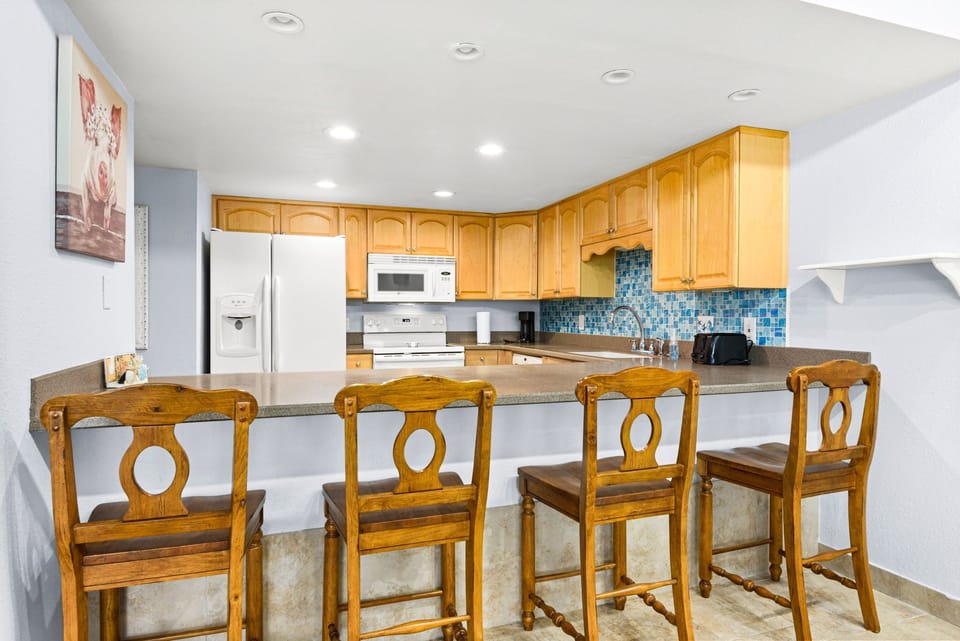 Eat-in kitchen bar seating