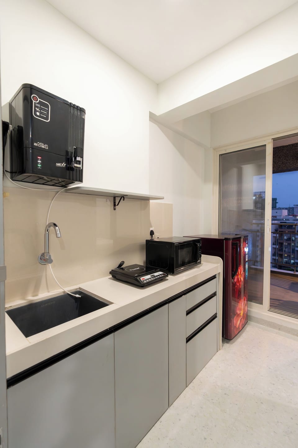 Fridge, microwave, dishwasher, cookware/dishes/utensils