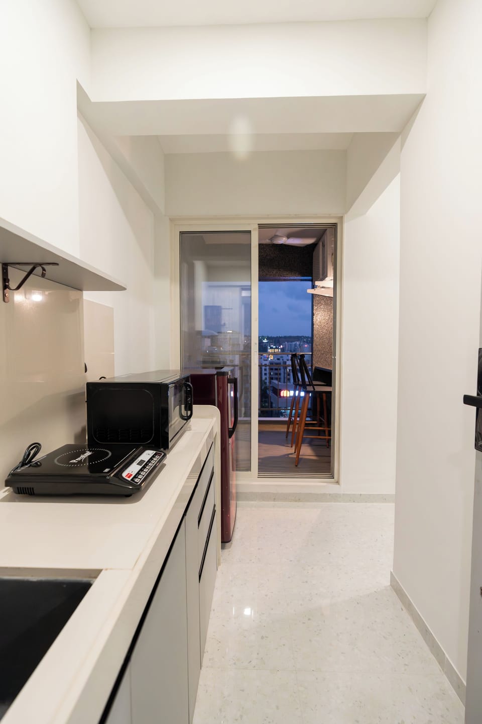 Fridge, microwave, dishwasher, cookware/dishes/utensils