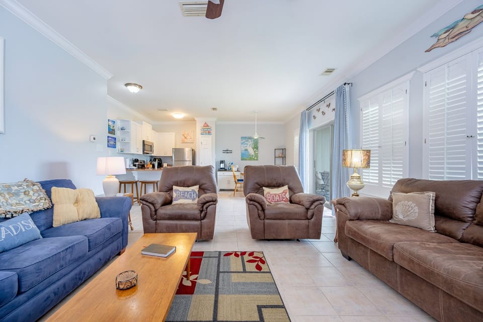 Condo, 2 Bedrooms | Living area