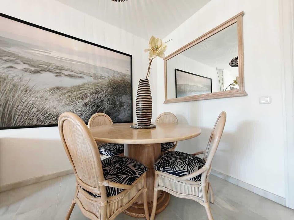 Comfortable dinning area.