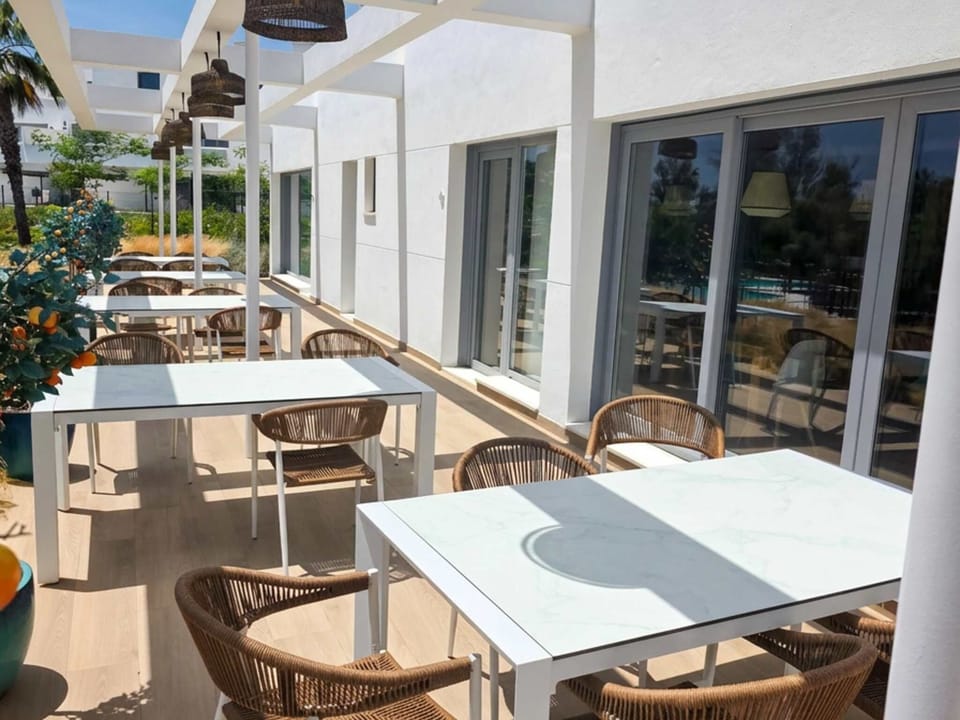 Pool bar area 