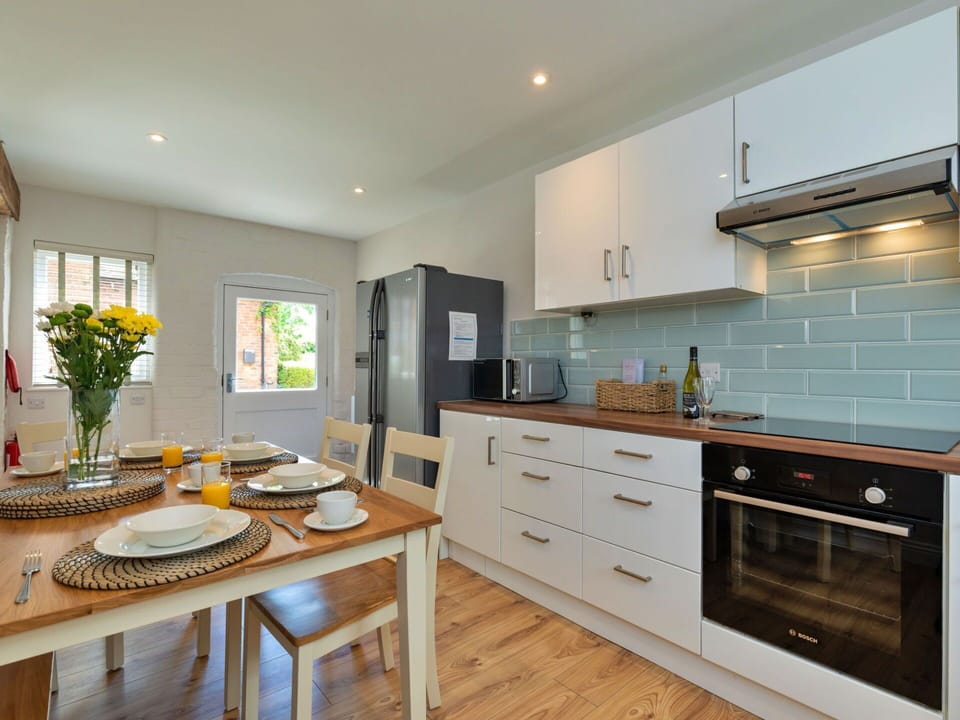 Countertop, Kitchen, Flooring, Major Appliance, Interior Design, Kitchen Appliance, Wood, Cabinetry, Furniture, Ceiling
