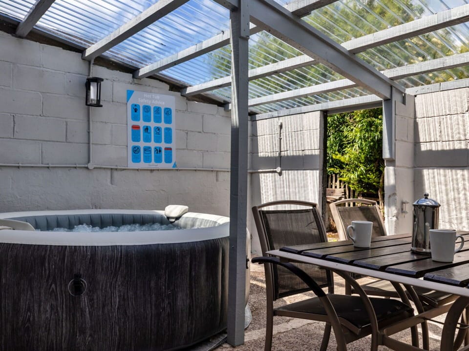 Swimming Pool, Outdoor Furniture, Furniture, Composite Material, Jacuzzi, Deck, Bathtub, Plumbing Fixture, Shade